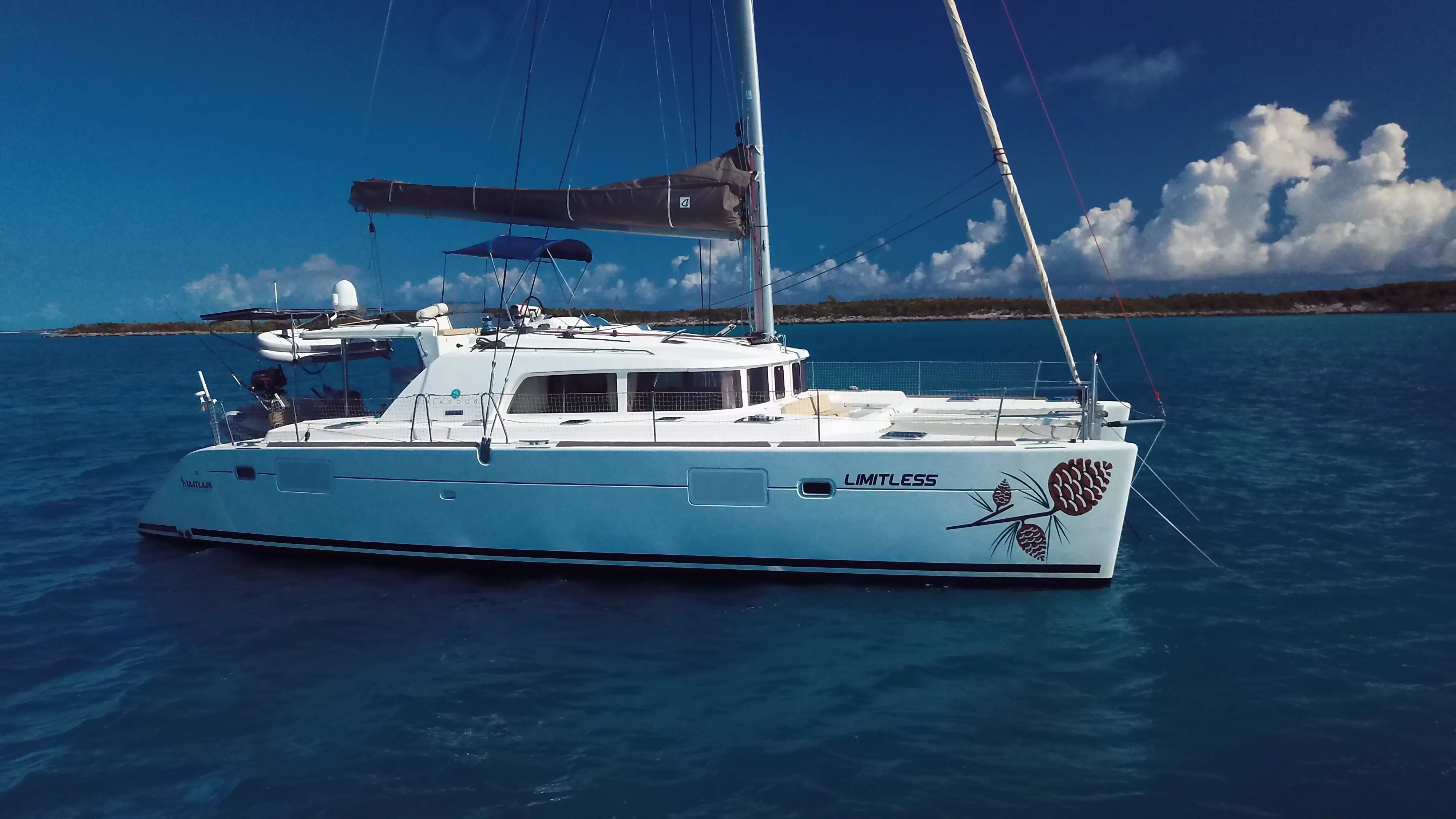 LIMITLESS Sail Lagoon 440